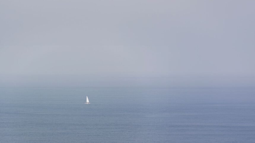 Marie tabarly : le documentaire « pen duick vi » déprogrammé par france 3 Un voilier navigue seul sur un océan brumeux