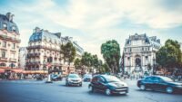 Voitures dans une rue animée de Paris, illustration des zones à faibles émissions