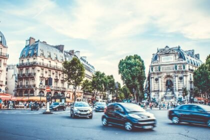 Voitures dans une rue animée de Paris, illustration des zones à faibles émissions