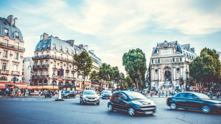 Zfe : rejet 21 à 19 en commission, vote le 8 octobre, vérifiez votre crit'air Voitures dans une rue animée de Paris, illustration des zones à faibles émissions