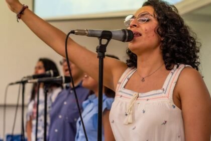 Chanteuse au micro lors d'un concert